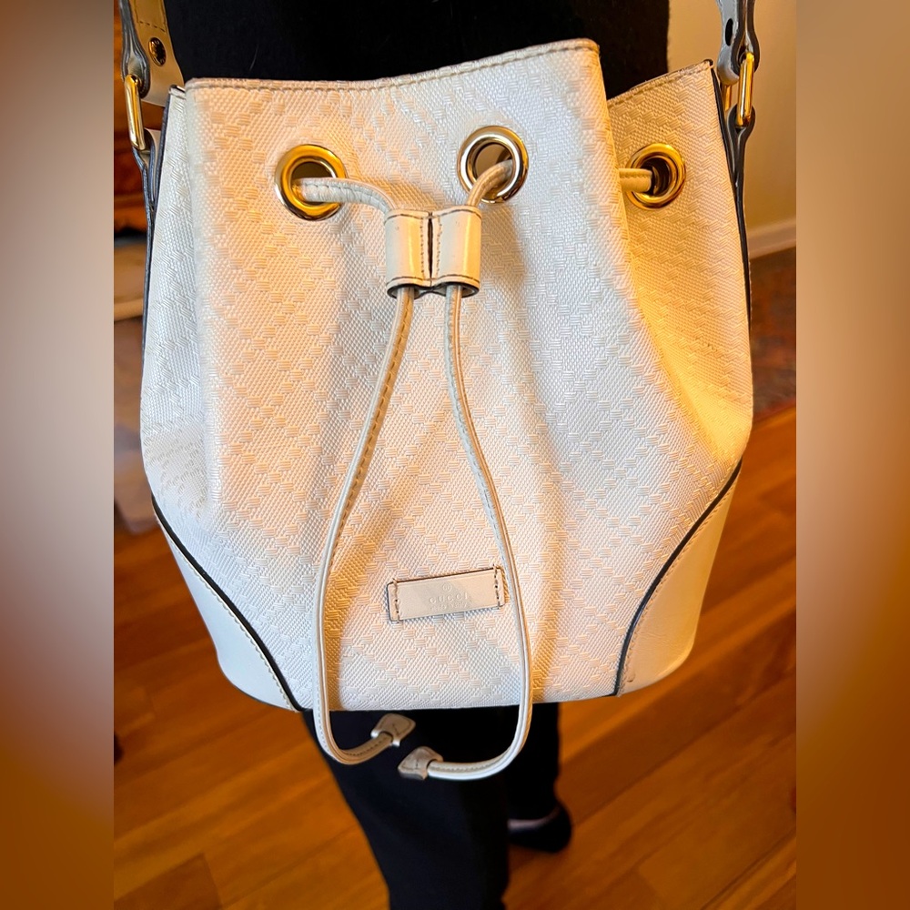 AUTHENTIC Gucci GG Bucket Bag White Leather Crossbody Euro Summer Resort Wear